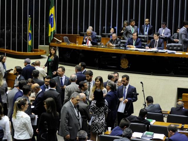 Deputados tomam posse e se preparam para eleger a nova Mesa da Câmara