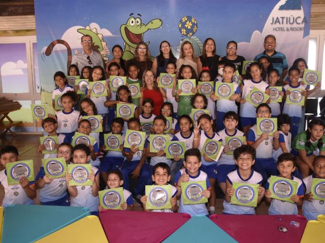 Crianças de Maceió se encantam com o lançamento do livro "Zartan, o Segredo de Fenópolis", de Rainey Marinho 