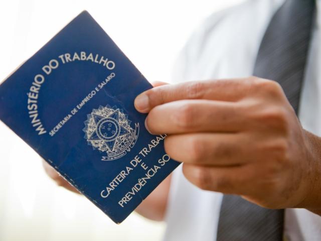 Governo quer extinguir carteira de trabalho em papel até 2020